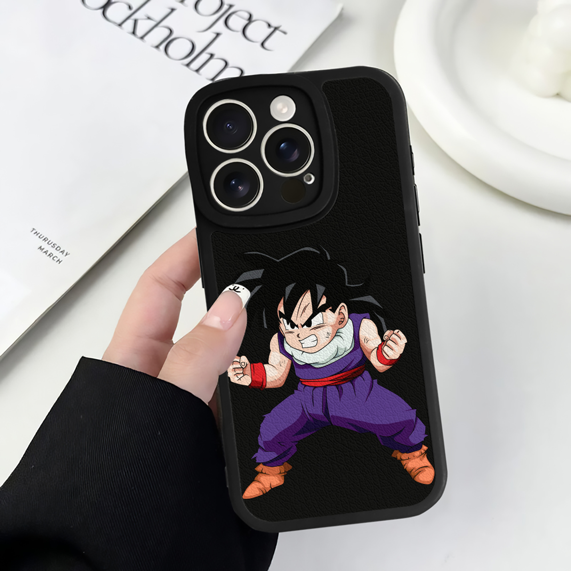 （画像用） ドラゴンボール 孫 悟飯（そんごはん）DRAGON BALL Son Gohan 【iPhone 16シリーズ対応】シリコンスマホケース（レザー調） 材質：シリコン